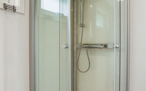 Ringsegård Höjden: Shower Door, Window, Shower, Flooring, Bathroom, Floor, Composite Material, Plumbing Fixture