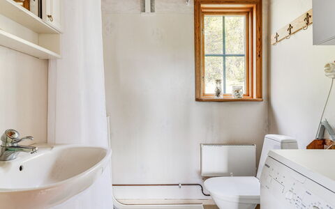 Bofall: Property, Plumbing Fixture, Sink, Tap, Window, Bathroom, Bathroom Sink, Interior Design, Wood, Bathroom Cabinet