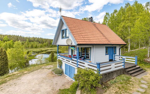 Bofall: Cloud, Plant, Sky, Building, Window, Tree, Water, Natural Landscape, House, Wood