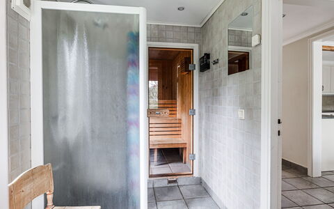 Klinten Totebo: Building, Wood, Door, Interior Design, Flooring, Floor, Hall, Paint, Wood Stain