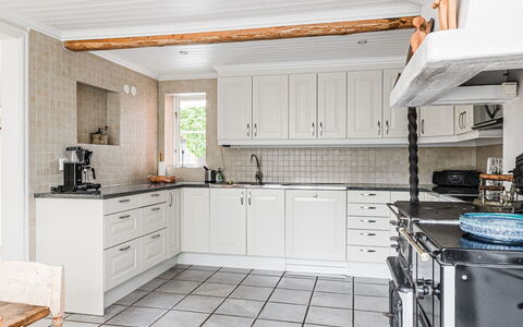 Klinten Totebo: Cabinetry, Countertop, Property, Kitchen Stove, Kitchen, Kitchen Appliance, Building, Home Appliance, Wood, Cooktop