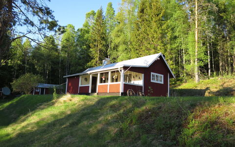 Höje: Sky, Plant, Building, Property, Window, Tree, Slope, Land Lot, House, Urban Design