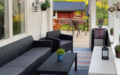 Höje: Plant, Table, Furniture, Property, Houseplant, Couch, Building, Green, Flowerpot, Interior Design