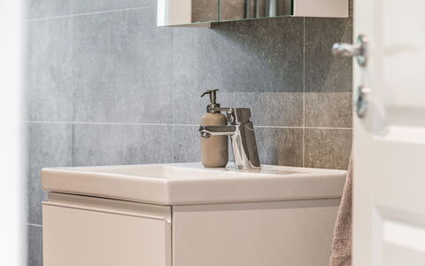 Gapern: Tap, Plumbing Fixture, Bathroom Sink, Mirror, Interior Design, Bathroom, Wood, Rectangle, Floor