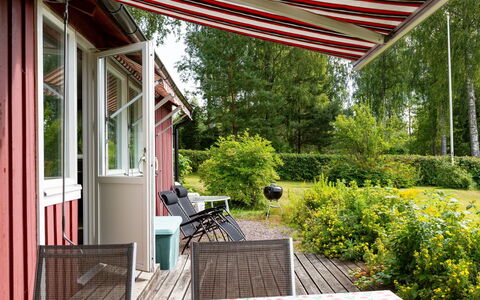 Gapern: Plant, Property, Shade, Lighting, Building, Architecture, Tree, Interior Design, Grass, Porch