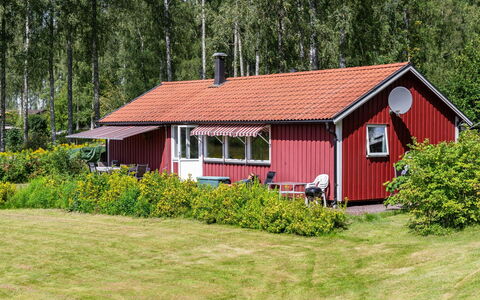 Gapern: Plant, Property, Window, Building, Tree, Natural Landscape, Land Lot, House, Cottage, Wood