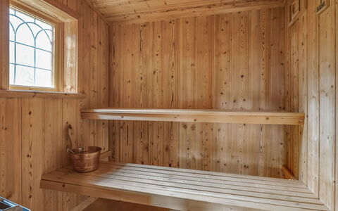 Korpstigen Älgen: Window, Building, Wood, Interior Design, Floor, Flooring, Wood Stain, Plank, Shelving, Beam