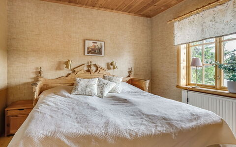 Korpstigen Älgen: Furniture, Window, Building, Comfort, Wood, Bed Frame, Textile, Interior Design, Lighting, Bed