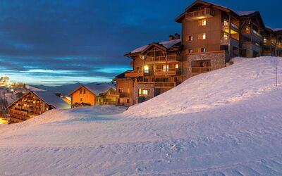 Cgh Rés&Spales Granges du Soleil 630.6: Sky, Cloud, Atmosphere, Snow, Building, Window, Azure, House, Slope, Lighting