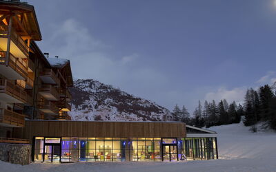 Val Cenis 602: Water, Plant, Building, Daytime, Property, Swimming Pool, Window, Sky, Azure, Nature