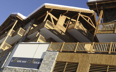 L'Orée des Neiges 649.3: Sky, Wood, Building, Urban Design, Residential Area, Facade, Condominium, Roof, Composite Material, Commercial Building