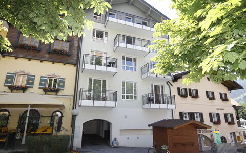 Bad Hofgastein 570: Property, House, Building, Neighbourhood, Architecture, Home, Town, Residential Area, Real Estate, Apartment