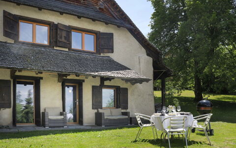 Le Revers: Plant, Building, Property, Window, Sky, Tree, Door, House, Land Lot, Shade