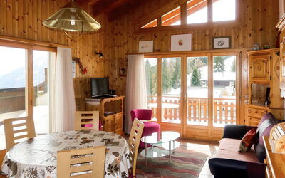 Grand Vue 14 635.4: Room, Property, Furniture, Building, Interior Design, Ceiling, Living Room, House, Home, Beam