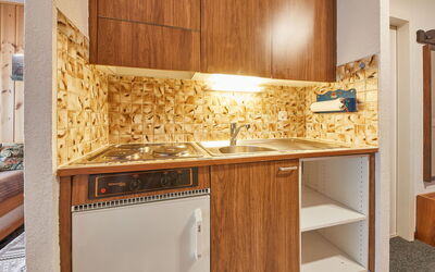 Greppon 306 644.56: Countertop, Cabinetry, Furniture, Kitchen, Wood, Building, Interior Design, Flooring, Floor, Wood Stain