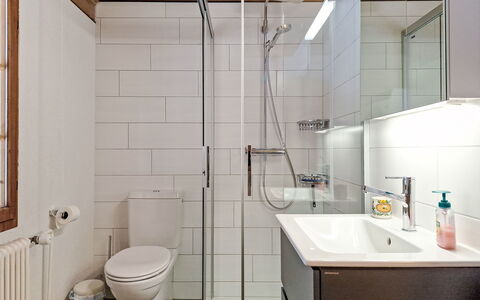 Schwenden 150: Bathroom, Plumbing Fixture, Flooring, Toilet Seat, Bathroom Sink, Toilet, Sink, Interior Design, Floor, Tap