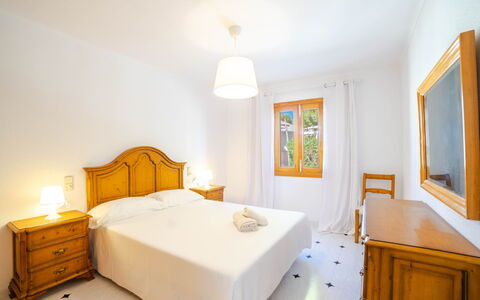 Sa Mirada: Furniture, Property, Building, Comfort, Wood, Cabinetry, Textile, Lighting, Interior Design, Bed