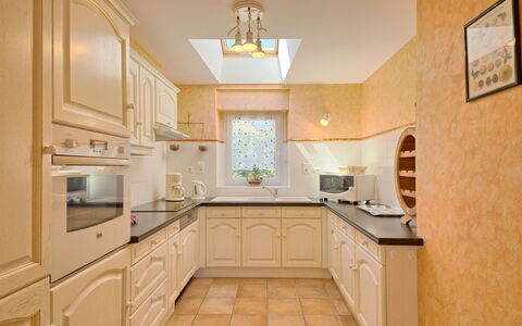 Plouhinec Morbihan 647: Brown, Cabinetry, Countertop, Property, Sink, Kitchen Sink, Furniture, Kitchen, Wood, Interior Design