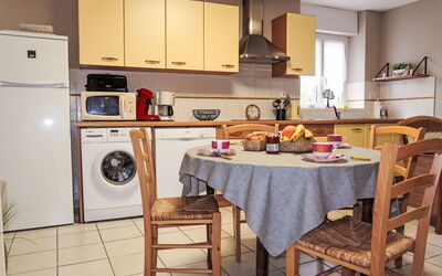 Houat 648.3: Table, Cabinetry, Kitchen, Gas Stove, Kitchen Appliance, Wood, Kitchen Stove, Cooktop, Interior Design, Countertop