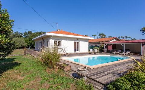 Ile de France: Plant, Sky, Building, Water, Window, Swimming Pool, Tree, House, Land Lot, Shade