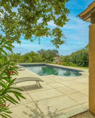 Le Chêne: Water, Plant, Sky, Swimming Pool, Tree, Cloud, Shade, Leisure, Landscape, Chair