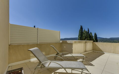 Grimaud 202: Property, Architecture, Sky, Roof, House, Daytime, Residential Area, Real Estate, Home, Design