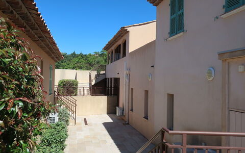 Grimaud 202: Property, Building, House, Real Estate, Town, Apartment, Neighbourhood, Home, Architecture, Residential Area