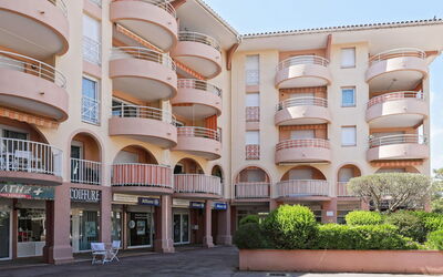 Fréjus 561: Building, Property, Sky, Light, Azure, Swimming Pool, Plant, Window, Shade, Tree