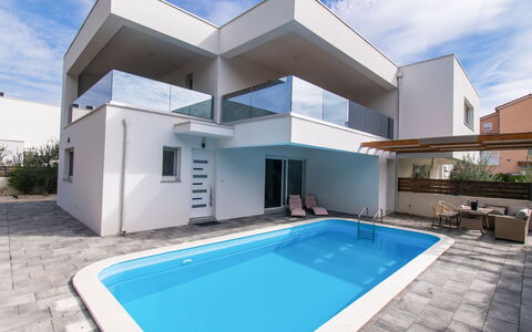 Villa Franko: Plant, Building, Daytime, Sky, Property, Furniture, Cloud, Window, Azure, Swimming Pool