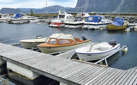 Lihesten: Water, Boat, Vehicle, Watercraft, Cloud, Sky, Boats And Boating--Equipment And Supplies, Naval Architecture, Lake, Mode Of Transport
