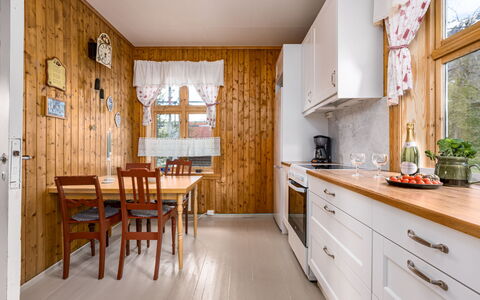 Elvehuset: Wood, Interior Design, Kitchen, Home, Ceiling, House, Flooring, Furniture, Room, Wood Stain