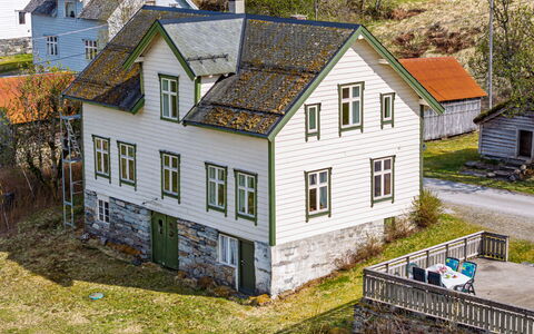 Elvehuset: Building, Window, House, Roof, Home, Cottage, Residential Area, Rural Area, Shrub