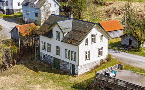 Elvehuset: Building, Grass, House, Roof, Home, Residential Area, Rural Area, Cottage, Architecture