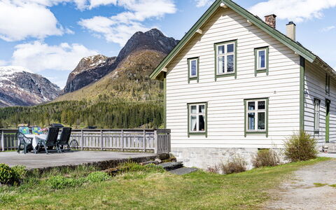 Elvehuset: Building, Window, House, Home, Cottage, Roof, Mountain Range, Rural Area, Siding, Slope