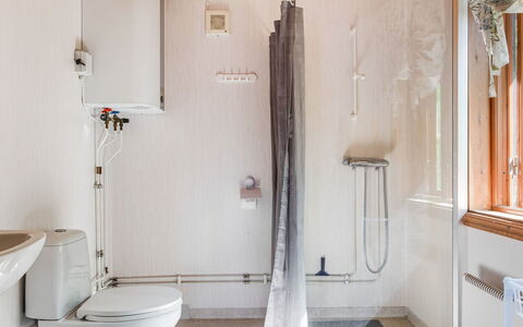 Kasen Sjökanten: Plumbing Fixture, Property, Building, White, Bathroom, Shower, Interior Design, House, Floor