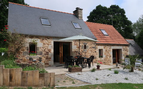 Entre Terre et Mer: Plant, Building, Window, Sky, Cloud, Door, House, Tree, Land Lot, Cottage