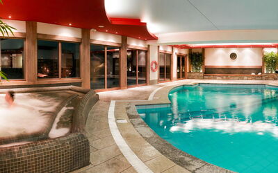 Les Menuires 651: Swimming Pool, Property, Building, Leisure, Water, Real Estate, Resort, Architecture, Home, House