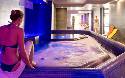 L'alpe D'huez 603: Blue, Purple, Lighting, Building, Interior Design, Floor, Flooring, Leisure, Recreation, Electric Blue
