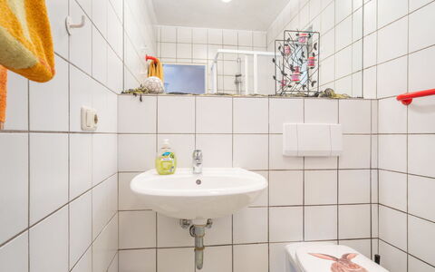 Zandt 604: Property, Photograph, Plumbing Fixture, Mirror, Sink, Building, Bathroom, Tap, Purple, Bathroom Sink