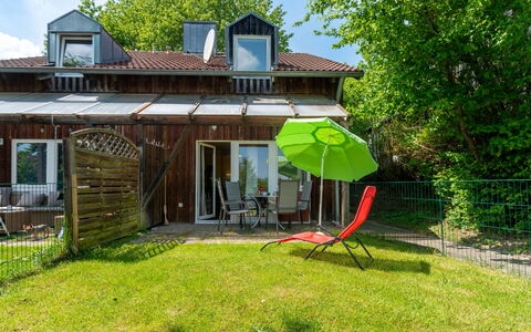Zandt 604: Plant, Property, Window, Sky, Building, Tree, Shade, Land Lot, Grass, Leisure