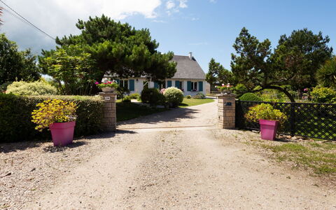 Le Pré Salé: Plant, Sky, Cloud, Property, Flower, Building, Tree, Flowerpot, Land Lot, Road Surface