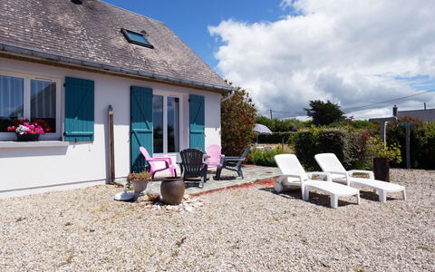 Le Pré Salé: Sky, Cloud, Building, Property, Plant, Window, Road Surface, Door, Shade, Outdoor Furniture