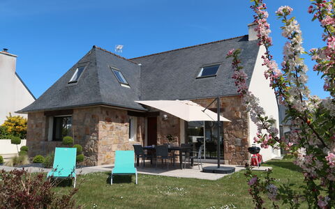 Les Camélias: Sky, Plant, Building, Window, House, Grass, Cottage, Facade, Siding, Leisure