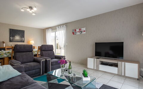 Les Camélias: Furniture, Property, Couch, Picture Frame, Comfort, Interior Design, Lighting, Flooring, Floor