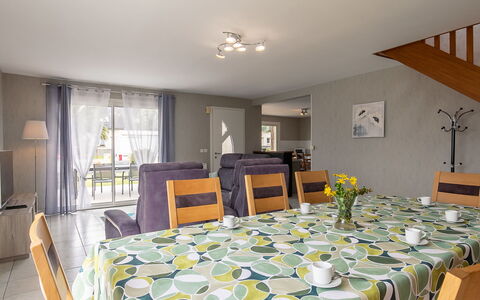Les Camélias: Table, Property, Decoration, Tablecloth, Window, Chair, Lighting, Interior Design, Tableware, Building