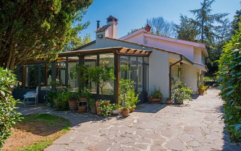 La Casa Vivente: Property, House, Home, Real Estate, Building, Estate, Botany, Cottage, Tree, Architecture