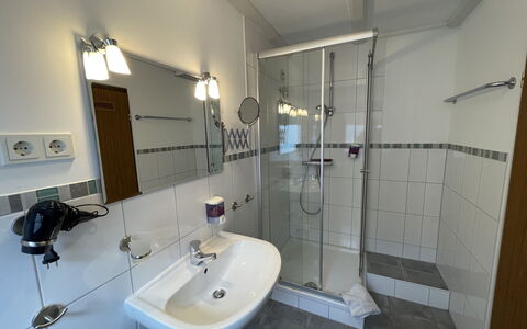 Thalfang 200: Mirror, Plumbing Fixture, Tap, Sink, Property, Bathroom, Bathroom Sink, Purple, Shower