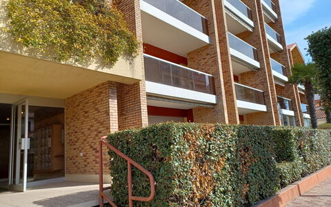 Arcachon 592: Property, Plant, Shade, Architecture, Urban Design, Vegetation, Wood, Brick, Residential Area