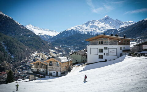 Sölden 751: Sky, Cloud, Mountain, Snow, Building, Nature, Window, Slope, House, World