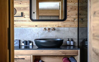 Accommodation:&nbsp;The Peak 751.11